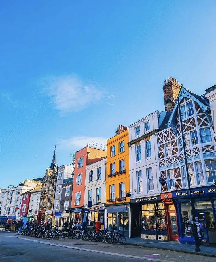 Stunning colours on Broad Street! 💕 

What is your favourite street in Oxford to visit? 

📸 @experienceoxfordshire on IG 

#oxford #oxfordshire #oxforduk ##broadstreet #streetsofoxford #oxfordsnaps  #citybreak #dreamingspires #oxfordstaycation #ukstays