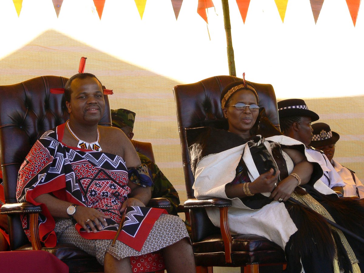 date_africa's tweet photo. 🇸🇿Eswatini : Marula season starts this month Eswatini. Each year King Mswati III and Her Majesty the Indlovukazi, the Queen Mother, join in the celebrations to mark the beginning of the Marula harvest.
#utdaeswatini #utdamarula #utdainfo #utdatourism https://t.co/jAjlvknY9V