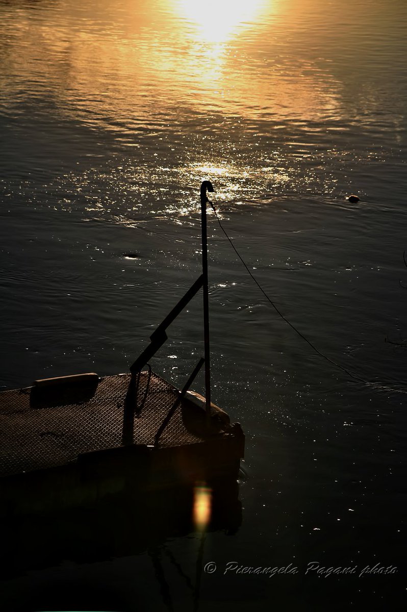 Lieve un saluto,
sia ninna nanna buona,
per chi
vive ore difficili,
per altri che pregano,
per ogni persona che chiede pace.
BUONANOTTE A TUTTI.