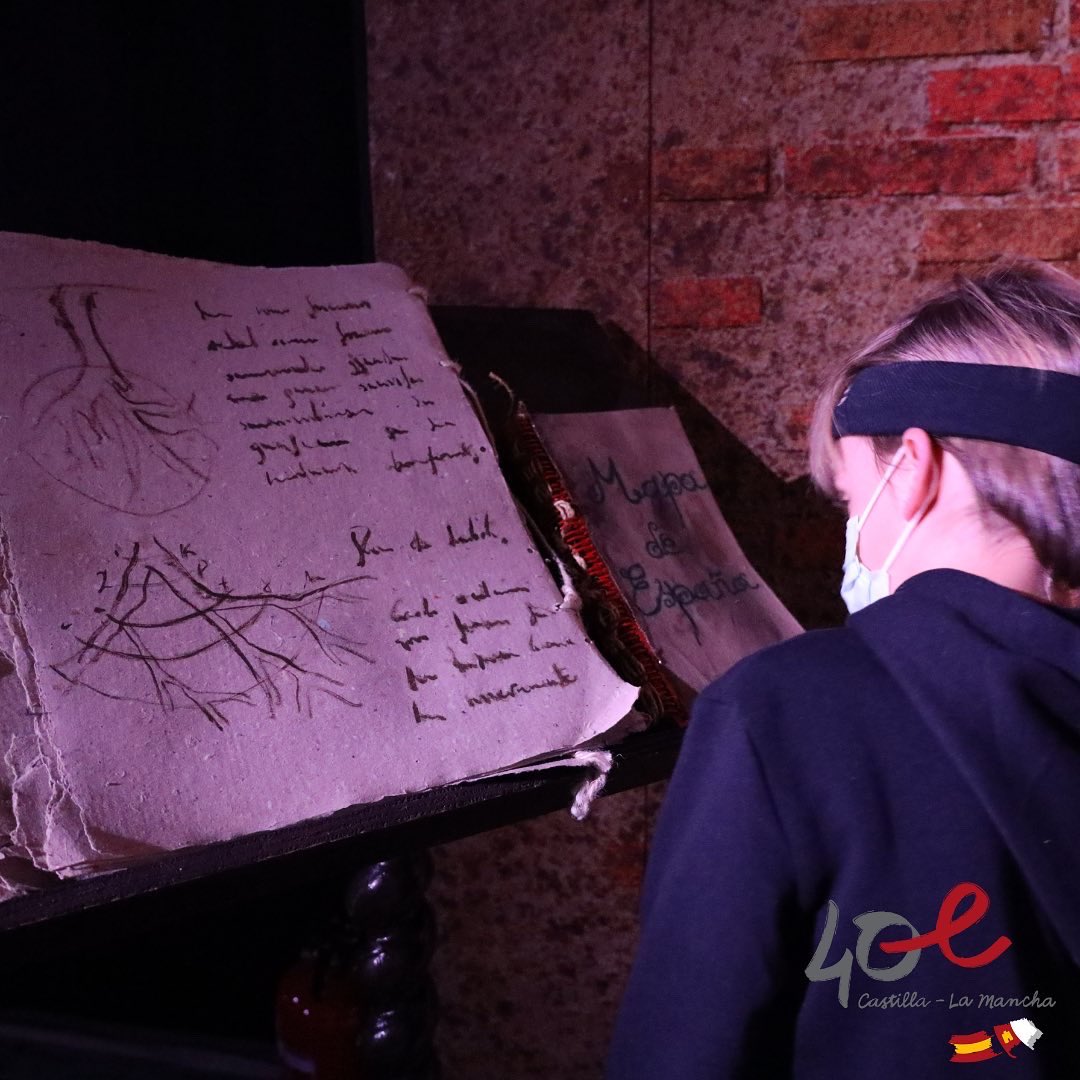 clmred2024's tweet photo. 👋Comenzamos los eventos para celebrar el 40 aniversario de #Estatuto de Autonomía de #CastillaLaMancha.

🙋‍♀️Escape room 'El Tesoro de Don Quijote', en la Plaza de la Constitución de Ciudad Real. https://t.co/laUSi2Buwi