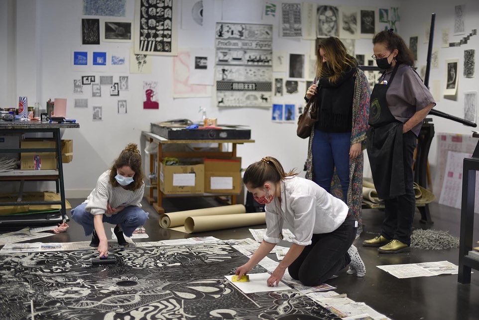 Esac__'s tweet photo. Les portes ouvertes de l’@Esac__ c’était samedi dernier. Une journée l’immersion dans le quotidien de nos étudiant.e.s, de rencontre et d’échanges autour de l’enseignement du #designgraphique et des diverses techniques et pratiques qui couvrent le champ de la création visuelle. https://t.co/Js5KL9BvPO