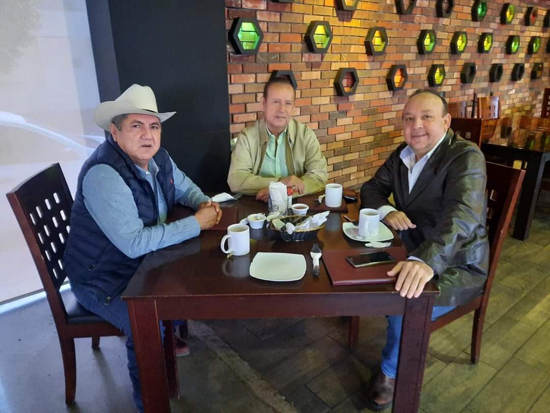 Buenos días ☀️ me encuentro con mis amigos Aarón Irizar y el dirigente de la CNC Sinaloa, Miguel Ángel López Miranda, en una buena platica de amigos 💪 #FH
