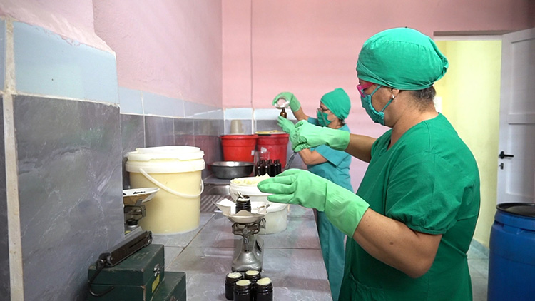 DrYusleivy's tweet photo. Con cerca de 30 productos de lociones y ungüentos, distribuidos en alrededor de 14 000 frascos mensuales, la UEB de Farmacia especializada en medicina natural y tradicional de #ConsolacióndelSur goza hoy de una demanda y popularidad sin igual👉 https://t.co/PbFJByUV3u #CubaVive https://t.co/nwefxax8kX