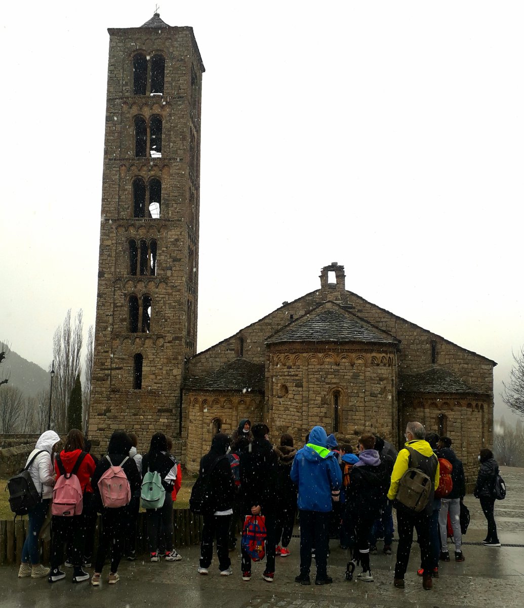 cdavalldeboi's tweet photo. Avui hem rebut una nevadeta molt esperada a la #valldeboi, però totalment inesperada pels nois i noies de 2on d'ESO del Col·legi @SantaAnnaLleida. Hem pogut visitar les esglésies de St. Joan de #Boí, d'#Erill la Vall, i també les dues de #Taüll. https://t.co/goCub3eI4m