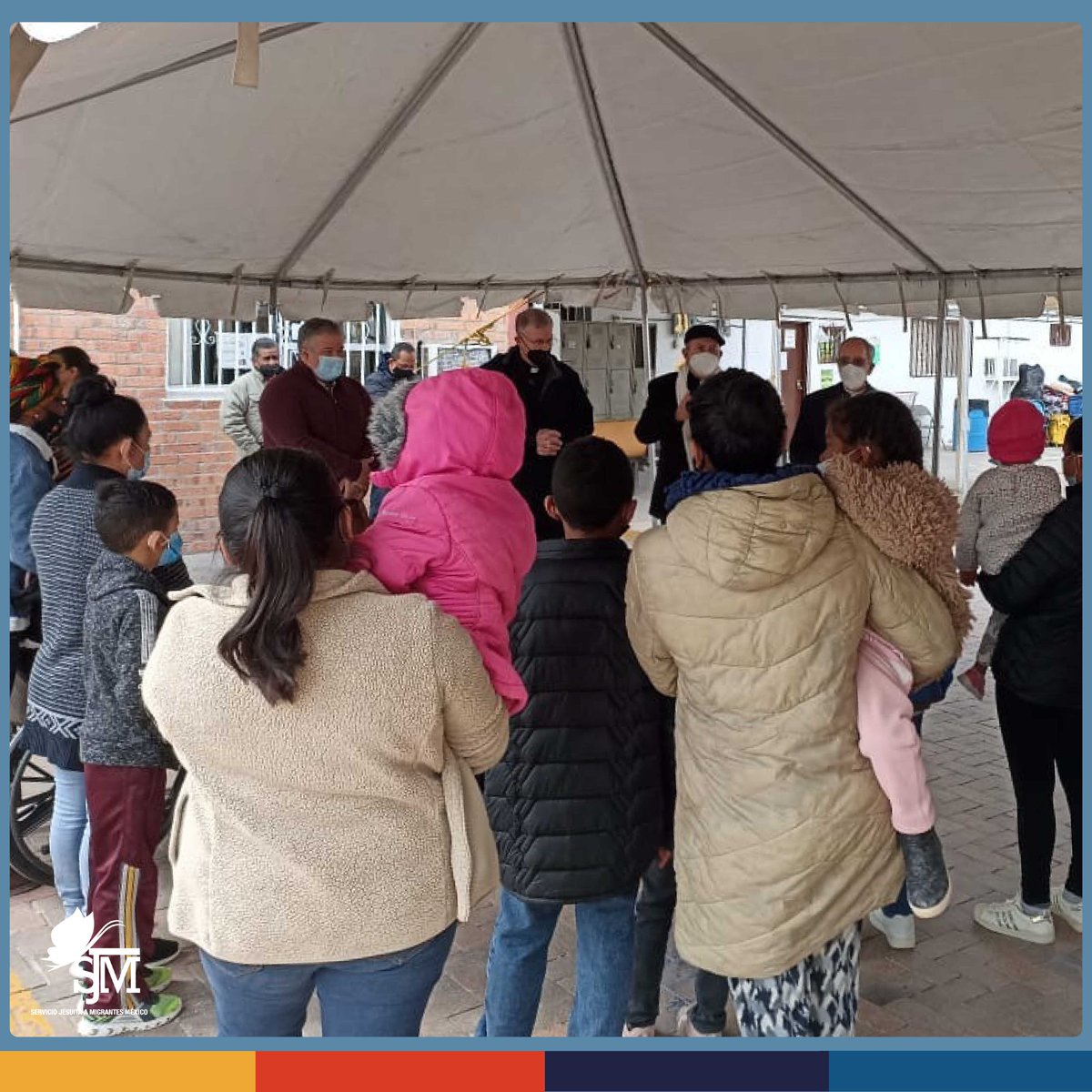 sjmmexico's tweet photo. #TerritorioNorte🦋 | En el marco de la visita de trabajo del Arzobispo de Santa Fe y de los Obispos de El Paso y #CiudadJuárez, a organizaciones que acompañan a personas en situación de migración, se realizó un ejercicio de sinodalidad para ejercitar la escucha con la comunidad🤲🏽 https://t.co/aaOk8ZOye0