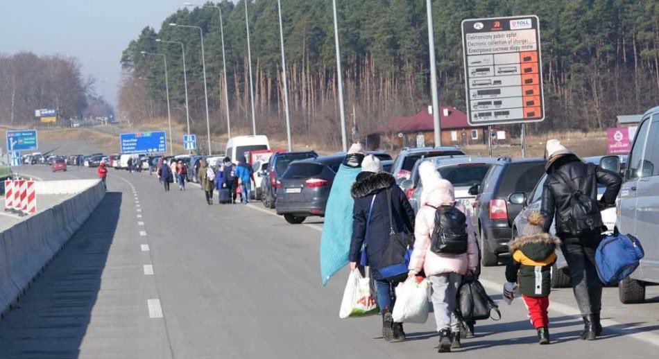 Какие новости на границе с украиной. Белорусские беженцы. Очередь на границе. Очереди польская граница беженцы. Очередь беженцев на границе.
