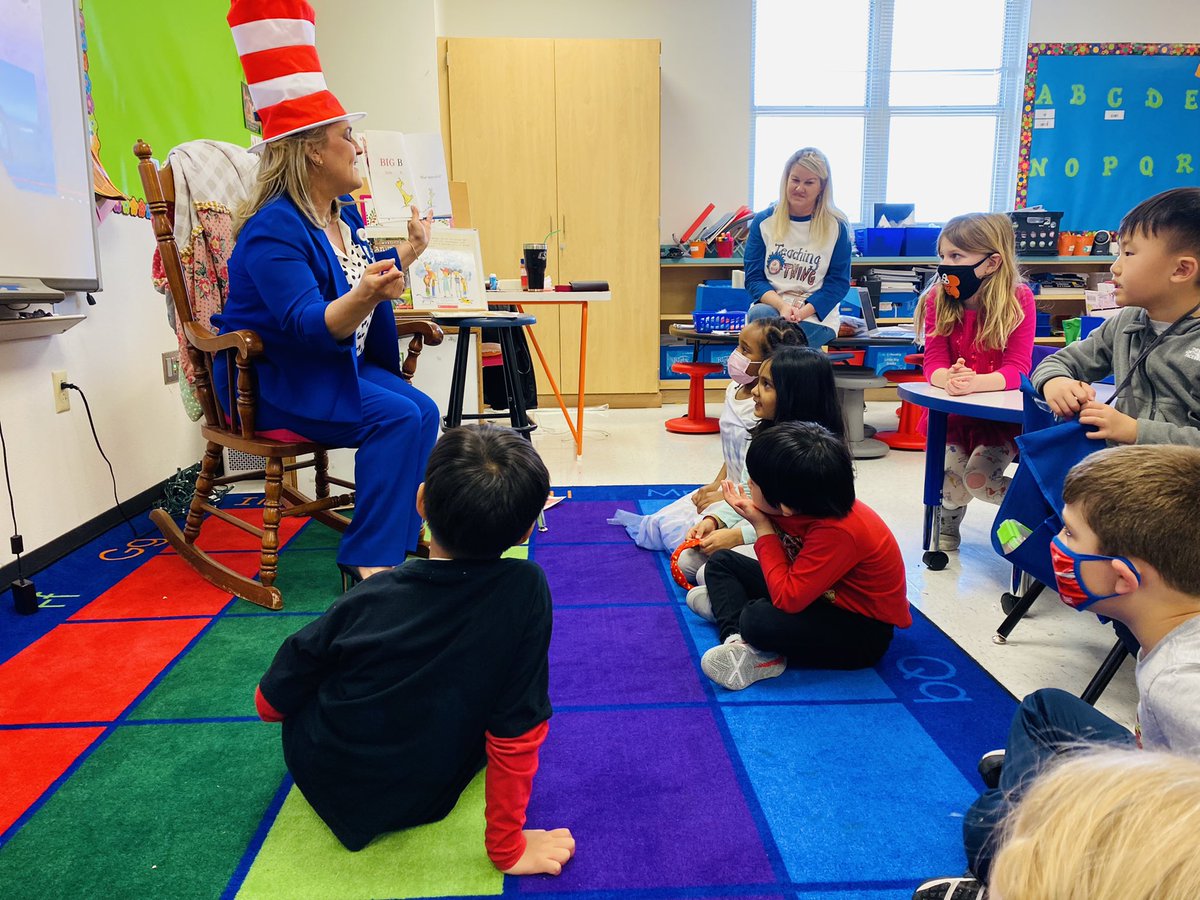 So thankful for our LISD board members visiting the Read Across the Castle event today! 
Thank you to Katherine Sells and Jenny Proznik for reading to our students. They LOVED it! @CastleHillsES @CastleHillsPTA @LewisvilleISD https://t.co/qz688YDtli