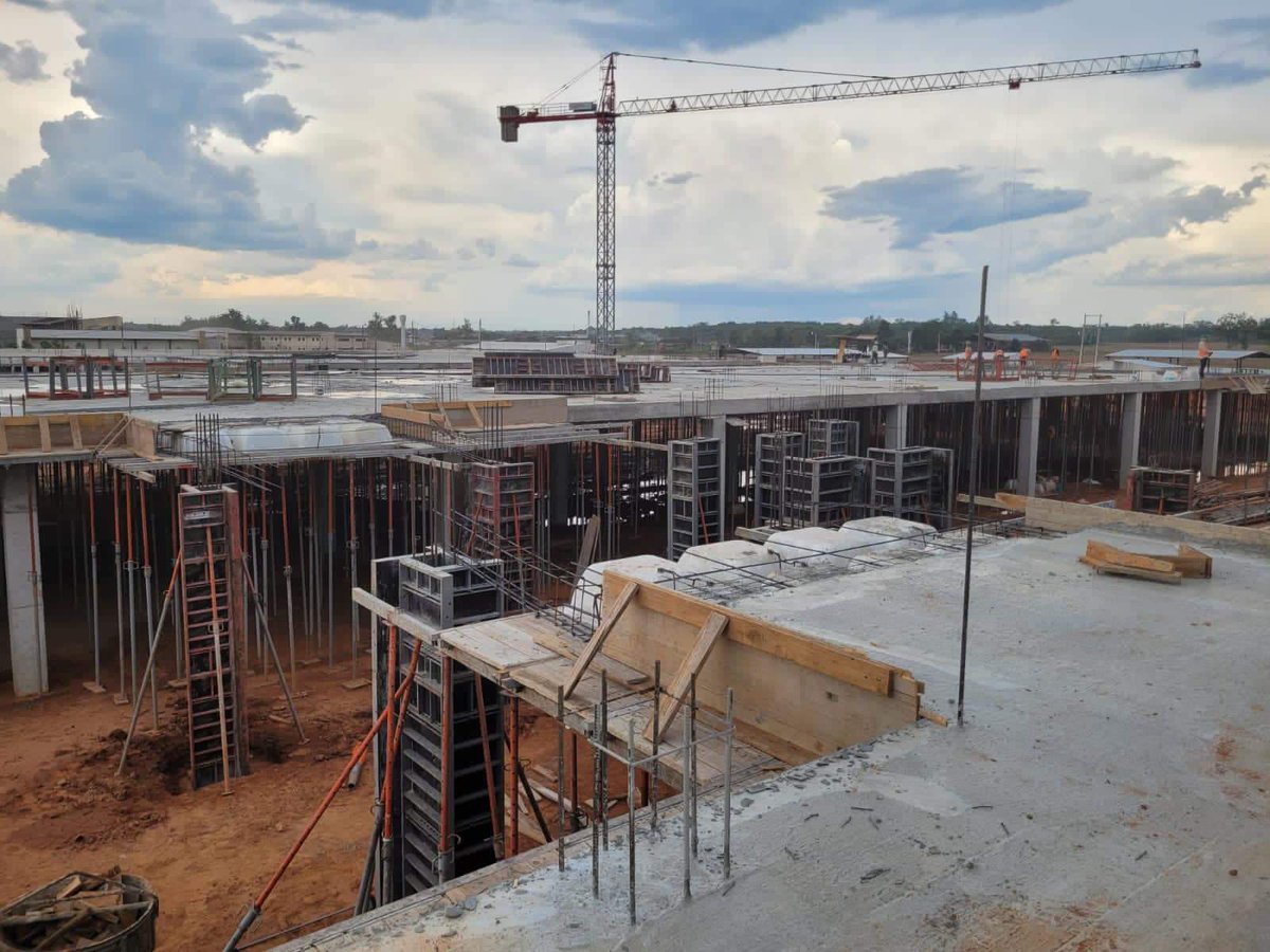 mopcparaguay's tweet image. 🏥 En Cnel. Oviedo, #Caaguazú, está terminada la losa del primer nivel, mientras que esta semana comienzan los trabajos de albañilería e instalaciones sanitarias.
La obra registra un 10% avance en el global.
Más detalles 👉 bit.ly/3KePUWF
#ObrasParaLaGente 🇵🇾