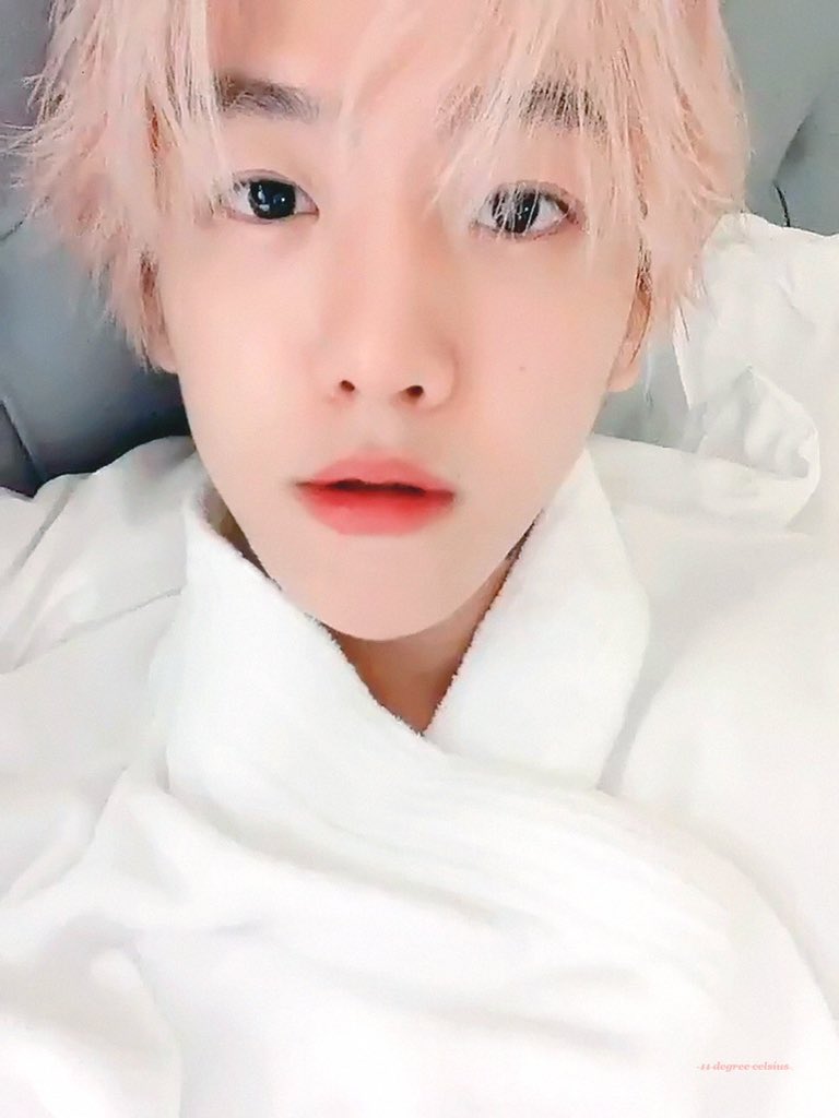 Baekhyun3000_'s tweet photo. ▪︎BAEK Y SU BELLA FORMA DE DESPERTAR 🤍😍

Ya se sabe que Baek tiene una tierna y linda personalidad y esa carita bella al natural lo complementa perfecto!

#BAEKHYUN #백현 #EXO #Baekhyun_bambi 
𝓘𝓬𝓮 𝓺𝓾𝓮𝓮𝓷 👑 https://t.co/rw5j8NbrAs