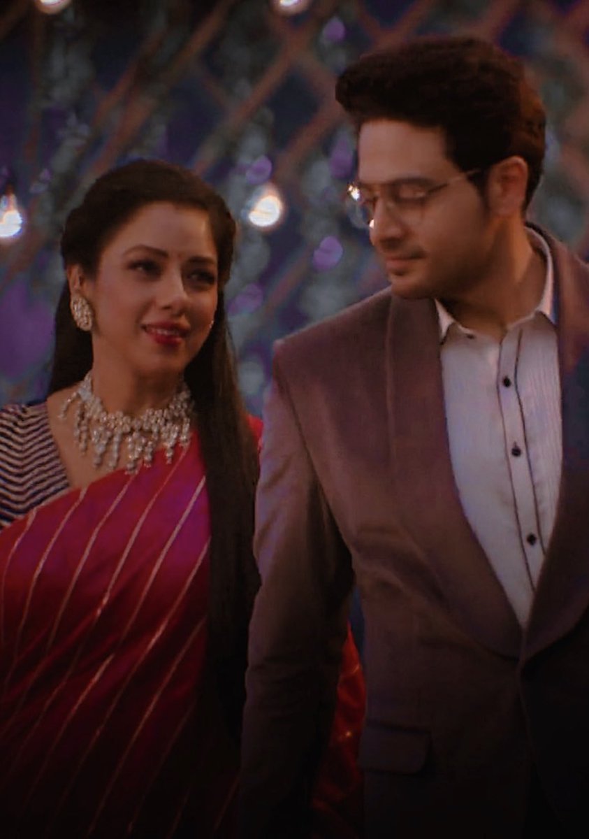 11_ruchika's tweet photo. Look at them here! Him with a little bit of extra swagger and confidence from knowing that the girl is his and her with the glow, softness, and feeling as if about to melt in a puddle! #Anupamaa. #AnujKapadia #6monthsofAnuj #MaAn #RupaliGanguly #GauravKhanna pic credit: Twitter https://t.co/6jdZUVLSxF