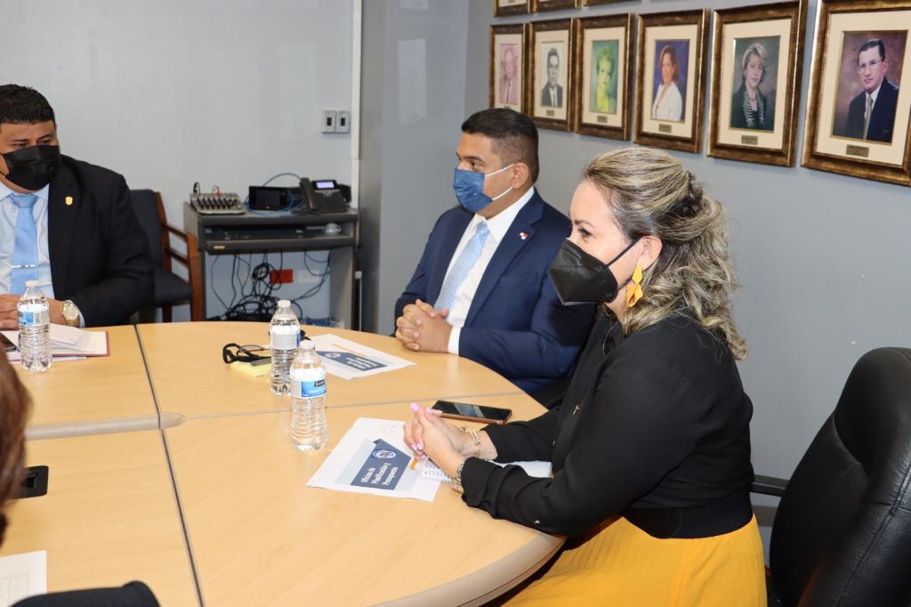 RPublicoPanama's tweet photo. La licenciada Cindy Monge Guerra funge a partir de hoy como nueva Subdirectora General del Registro Público de Panamá. La toma de posesión se realizó ante el Director General @CarrilloBayardo  
#PanamáSaleAdelante 
#TrabajandoPorPanamá 
#UnidosLoHacemos https://t.co/tV9gLOd7tf