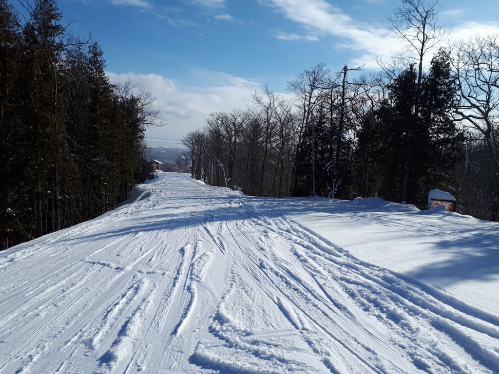 CraigleithSki's tweet photo. The road to happiness is paved with snow..... @craigleithskiclub
#toppeakcraigleith2022 #craigleithalpineprograms #craigleithskiclub #lovewinter
#lightuplittlejohn
#mackenzietoppeakcontest https://t.co/mhgHTpY49F