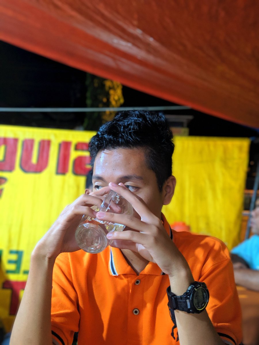 muhammad_reyno's tweet photo. Minum harus pakai tangan yaa 😋#pakaitangan https://t.co/VAbRP2tlyv