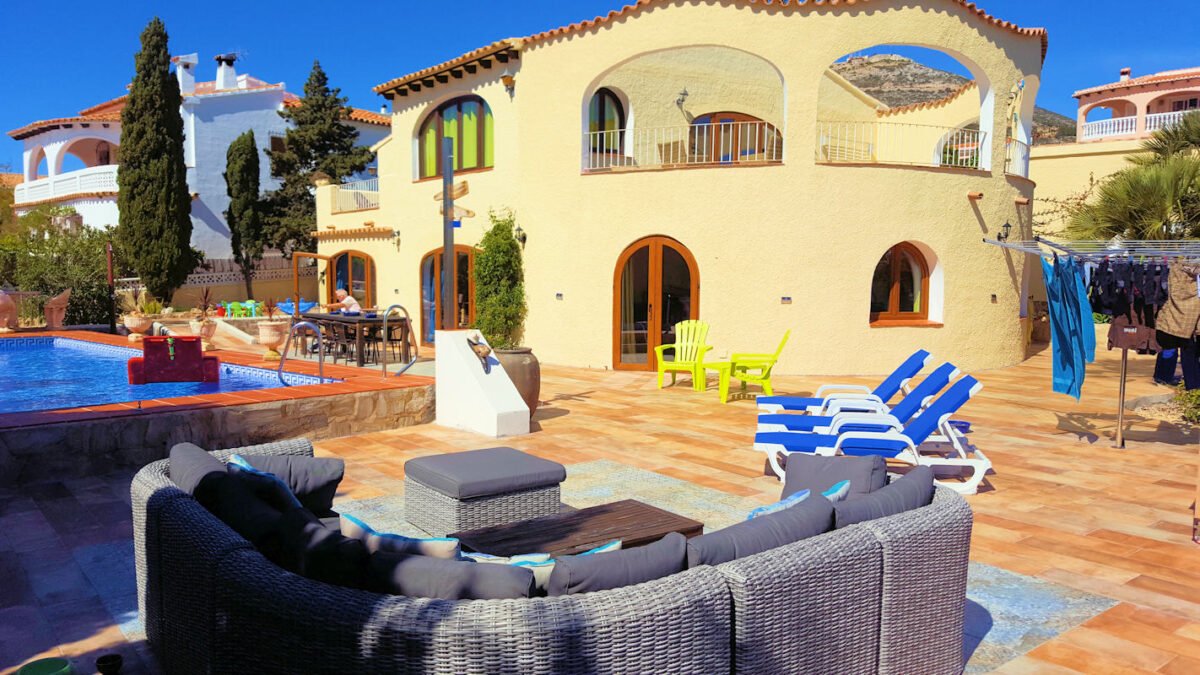 AccessibleHols1's tweet image. New! Casa Peguche on the #CostaBlanca sleeps 10 and has 2 profiling beds, ground-floor bedroom with ceiling hoist into en-suite wet-room, accessible kitchen, private pool with hoist, and sea views #accessiblepool #spain #accessiblevilla #accessiblehols

accessibleholidayescapes.co.uk/escapes/casa-p…