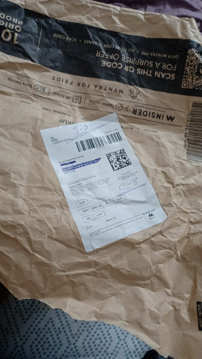 GH0264's tweet photo. @myntra is this your service...???

You have  charged extra for special gift wrapper and card but delivered in normal packing with no wish card.

Invoice number : I2922SA007106567
PacketID: 9227888609
Order Number: 1197608-9196398-1946803
Really disappointed.
#myntra https://t.co/t1a722qHPI