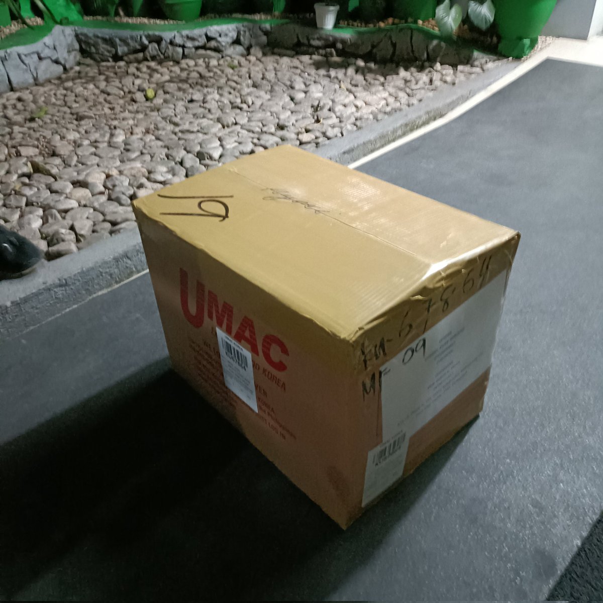 mondaycrumbs's tweet photo. #27_updates
Got a call frm umac yesterday that d box has arrived in d warehouse & i picked it up right after my 6pm OJT shift frm cavite to marikina.
Emails were sent regarding priority list of packing as ill b doing it all alone.
please be read & be guided accordingly.
tnx. https://t.co/DYj0UMkkzI