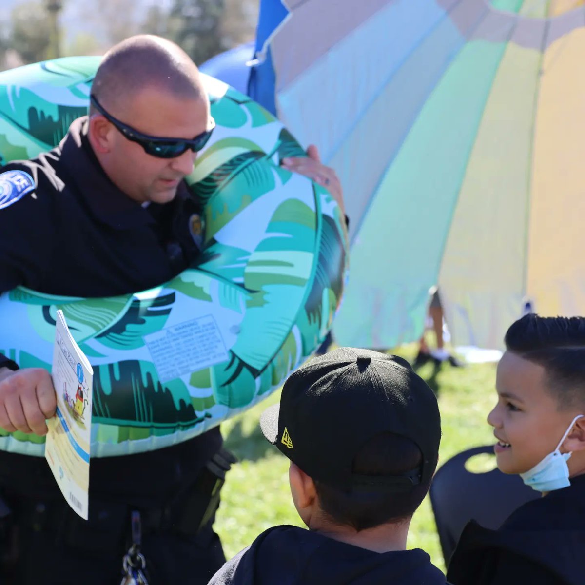 VVUSDPD's tweet photo. Officer Covington getting into @VictorianoElem2 beach-themed #readacrossamerica event. #vvusd #vvusdpd #bookworm #summervibes https://t.co/ohPXZy1Zpy
