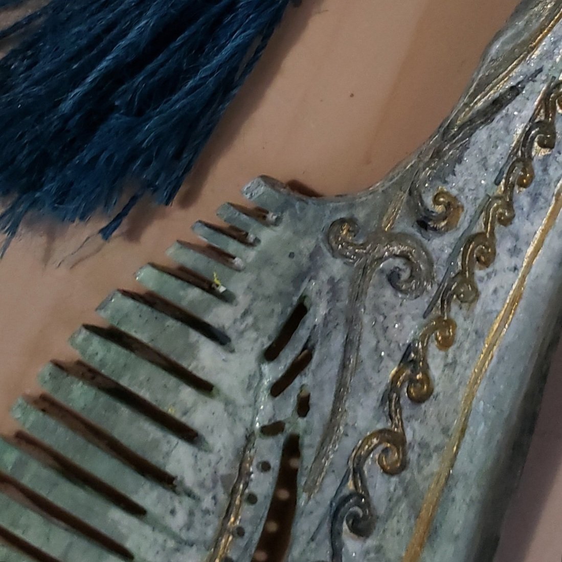 ButterBurd's tweet photo. Just sort of dumping all my recent work here now because I forgot about my Twitter account for a bit. This is a comb I carved from a deer scapula. 
#Bones #artistsontwitter #art https://t.co/glGdh12mFp
