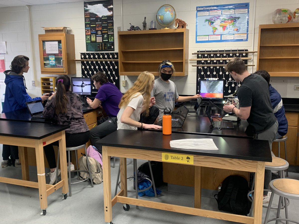 rachelleterada's tweet image. #forensics students are learning how to differentiate between natural and synthetic fibers today. Which group is looking at natural fiber? A synthetic fiber?  Next up:🔥 tests! #yourcommunityschools