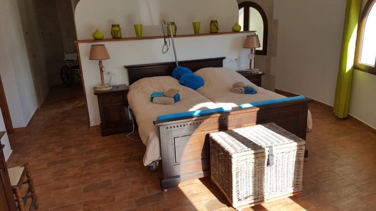 AccessibleHols1's tweet image. New! Casa Peguche on the #CostaBlanca sleeps 10 and has 2 profiling beds, ground-floor bedroom with ceiling hoist into en-suite wet-room, accessible kitchen, private pool with hoist, and sea views #accessiblepool #spain #accessiblevilla #accessiblehols

accessibleholidayescapes.co.uk/escapes/casa-p…