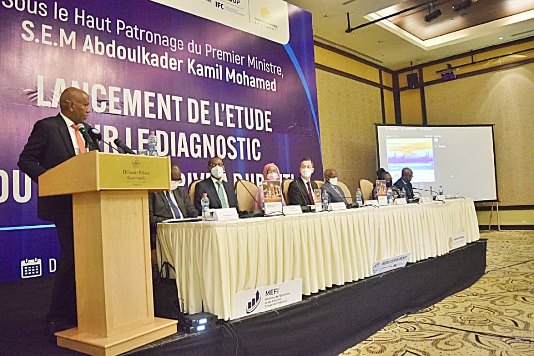 MDIDSPDjibouti's tweet photo. La #SEIDSP Mme Safia Ali a participé ce matin au lancement de l'étude sur le diagnostic du secteur privé à Djibouti. Ce diagnostic donnait un aperçu global du secteur privé et mettait en avant les recommandations et pistes de reflexion à engager pour désengorger le secteur privé. https://t.co/LR9US3HhuJ