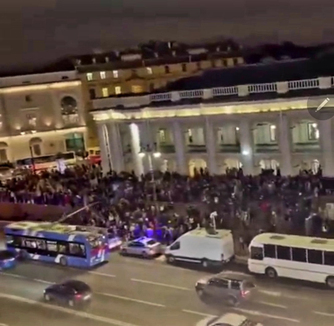 JGvanZyl_ZA's tweet photo. Brave anti-war protestors in St Petersburg, Russia 🙏🏼

I don't want to be #Putin when the #Ukriane war is over. The tide is turning. The #Russian people are beginning to stand up in support justice for all. https://t.co/ttqGYDBHlN