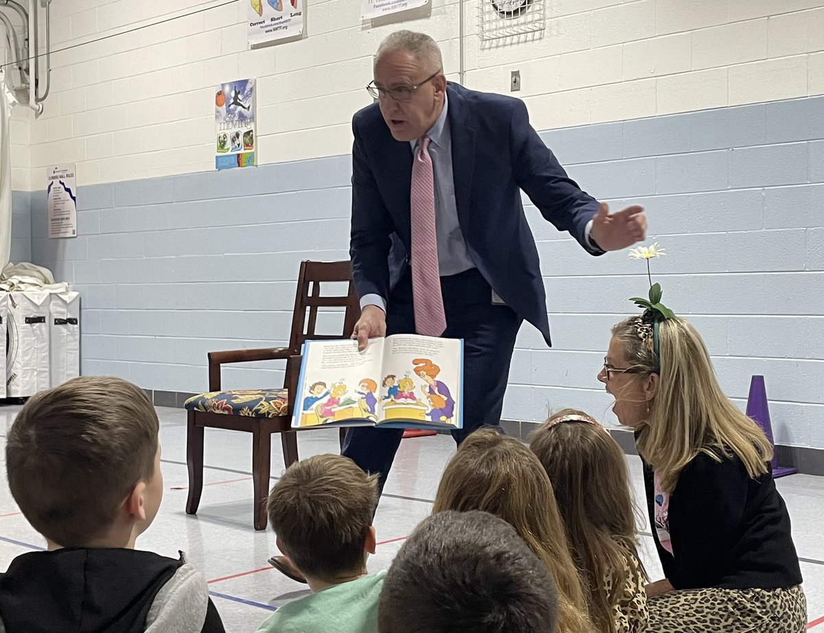 PutnamWVSchools's tweet photo. Conner Street Elementary had a special guest reader on Tuesday for Read Across America Week! First graders enjoyed the story Daisy Maisy by Dr. Seuss, read by Putnam County Schools Superintendent John Hudson. Storytime was enjoyed by all! ❤️📚🎉 #CSELeaders #PutnamProud https://t.co/eiDHgxczZB