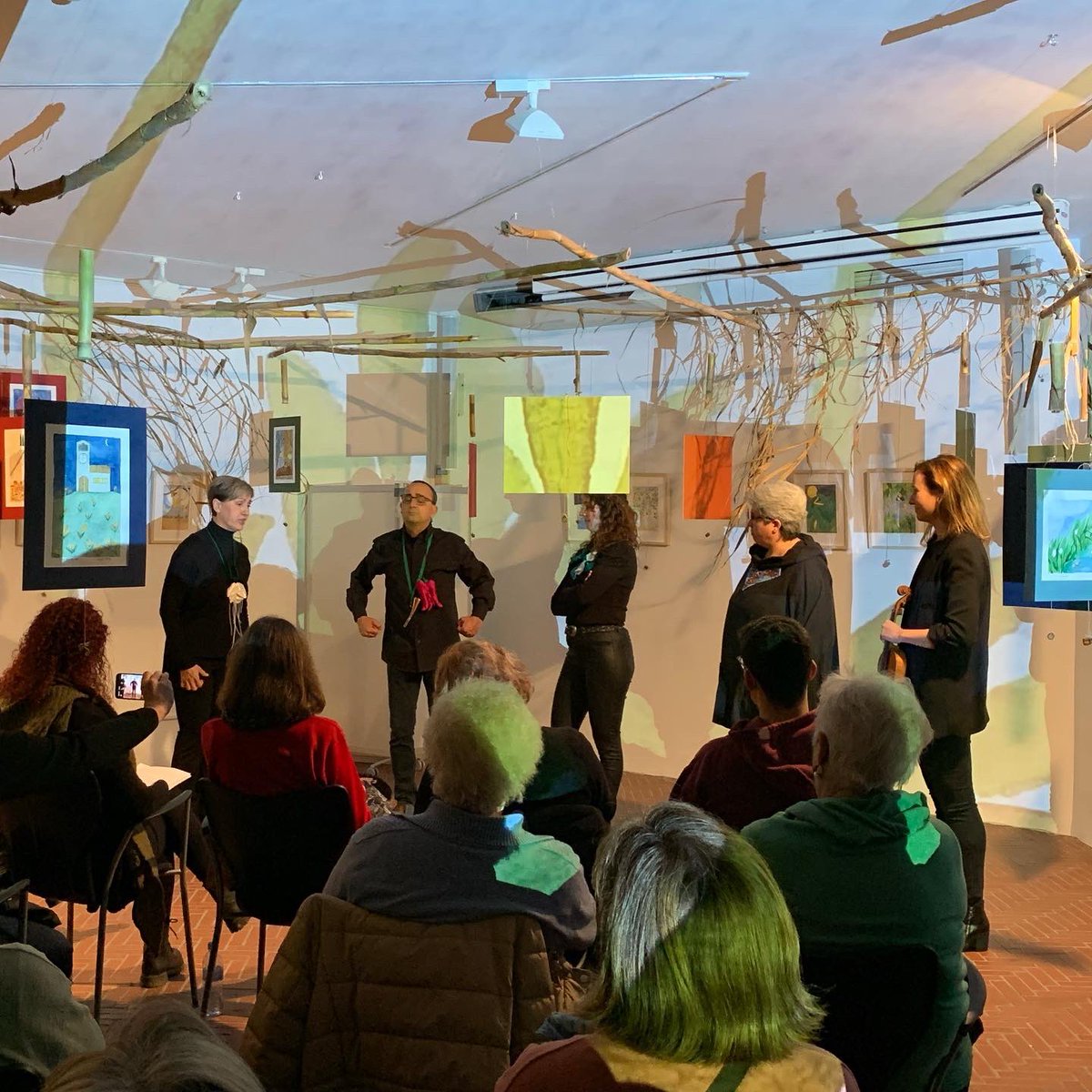 CulturaVendrell's tweet photo. Avui a la @BiblioVendrell s’ha presentat “A propòsit d’unes flors”, visiteu la instal·lació durant el mes de març! També es pot olorar… ☺️
#ElVendrell #EstimemLaCultura https://t.co/gW0dnAideq