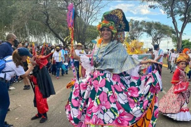 Nuestro patrimonio cultural vibró en un ambiente colorido y de alegría en estos #CarnavalesSeguros2022 en la Av. Gumilla gracias a las gestiones de nuestro Alcalde @OviedoPSUV y nuestro gobernador @amarcanopsuv 🎉🥳

#VenezuelaApuestaALaPaz
#CiudadGuayanaParaVivir
