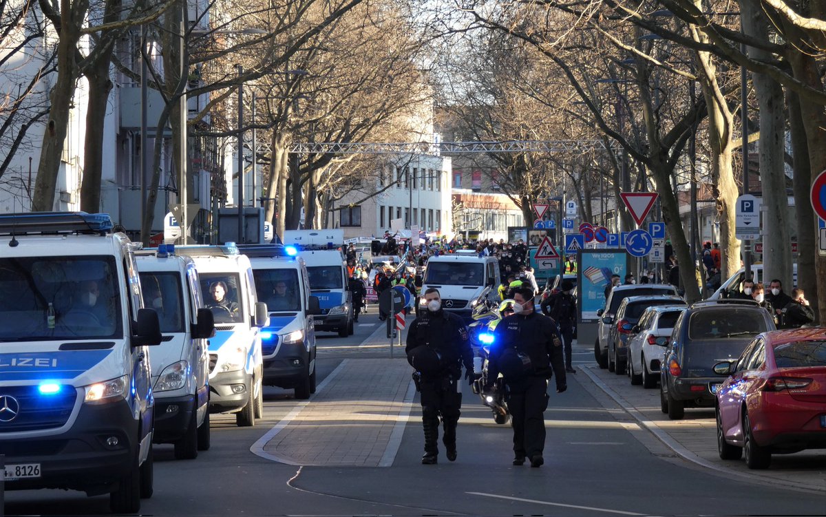 SWAProtest's tweet image. 2/ #mz2802 
Ein Großaufgebot der Polizei sicherte die für 4000 TN angemeldete Demo und setzte konsequent die Auflagen MNS u Abstand durch. 3h 6km 250-300 TN. 
Während der Maßnahme für den maskenlosen #QAnon Anhänger stand die Demo. Schilder wurden nach 1km nicht mehr hochgehalten