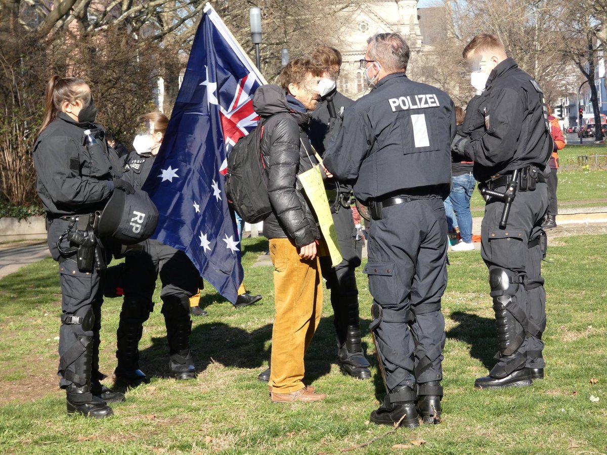 SWAProtest's tweet image. 2/ #mz2802 
Ein Großaufgebot der Polizei sicherte die für 4000 TN angemeldete Demo und setzte konsequent die Auflagen MNS u Abstand durch. 3h 6km 250-300 TN. 
Während der Maßnahme für den maskenlosen #QAnon Anhänger stand die Demo. Schilder wurden nach 1km nicht mehr hochgehalten