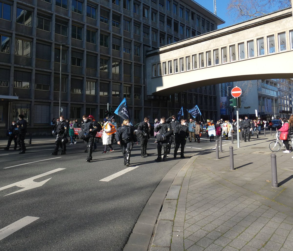 SWAProtest's tweet image. 2/ #mz2802 
Ein Großaufgebot der Polizei sicherte die für 4000 TN angemeldete Demo und setzte konsequent die Auflagen MNS u Abstand durch. 3h 6km 250-300 TN. 
Während der Maßnahme für den maskenlosen #QAnon Anhänger stand die Demo. Schilder wurden nach 1km nicht mehr hochgehalten