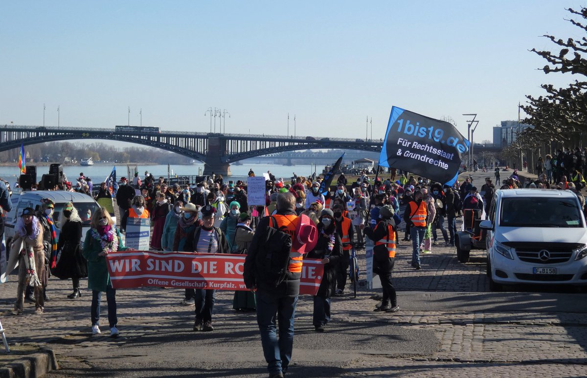 SWAProtest's tweet image. 3/ #mz2802 
Trotz starker Mobi Mißerfolg für die Szene, TN nur Reste der Radikalisierten. Übersicht Demo beim Loslaufen.
✴️ TN aus Kaiserslautern fordern Alte zu opfern. Anderen schwebt ein ebenso #sozialdarwinistisch|er Ansatz vor, es wird Immunsystem statt Impfung gefordert.