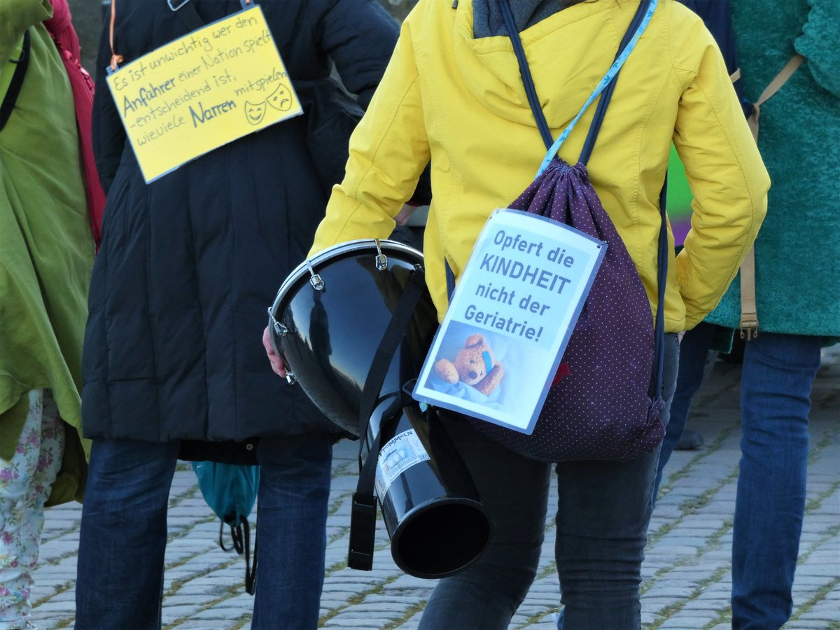 SWAProtest's tweet image. 3/ #mz2802 
Trotz starker Mobi Mißerfolg für die Szene, TN nur Reste der Radikalisierten. Übersicht Demo beim Loslaufen.
✴️ TN aus Kaiserslautern fordern Alte zu opfern. Anderen schwebt ein ebenso #sozialdarwinistisch|er Ansatz vor, es wird Immunsystem statt Impfung gefordert.
