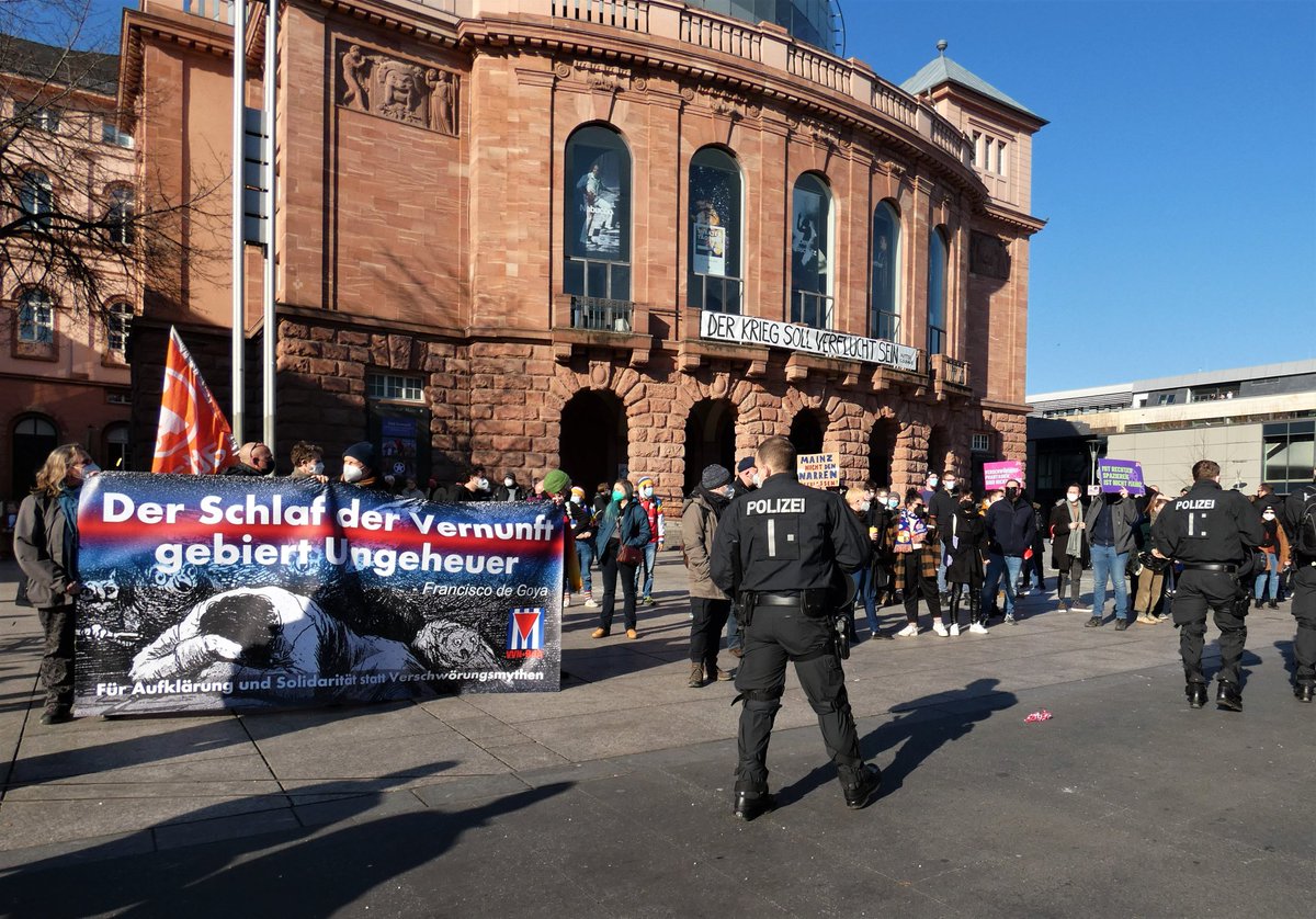 SWAProtest's tweet image. 15/ #mz2802 
Von @VVNMainz @JusosMZ @GJ_Mainz gab es organisierten Gegenprotest an der Staatsoper. Auch Twitteruser protestierten an diesem Tag gegen a-vi Demo und Wissenschaftsfeindlichkeit. @xZachelx @DavidAssfalg @WeberKerstin @Corners2021 uvm!