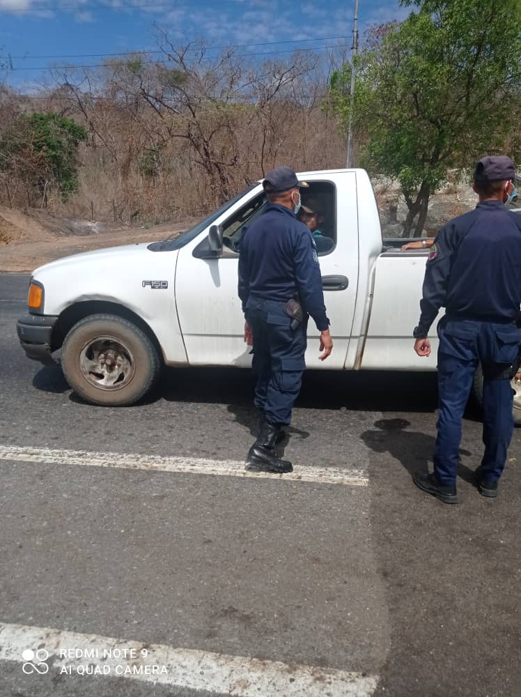 Guaricoseguro's tweet image. Cumpliendo instrucciones del Gobernador @josemvasquez y lineamientos del G/D Miguel A. Urrieta M. Director de @poliguarico15 se realizó despliegue de seguridad preventivo, a la altura del Peaje Dos Caminos con el chequeo de vehículos y motos.
#VenezuelaApuestaALaPaz 
#CCP2
#Ortiz