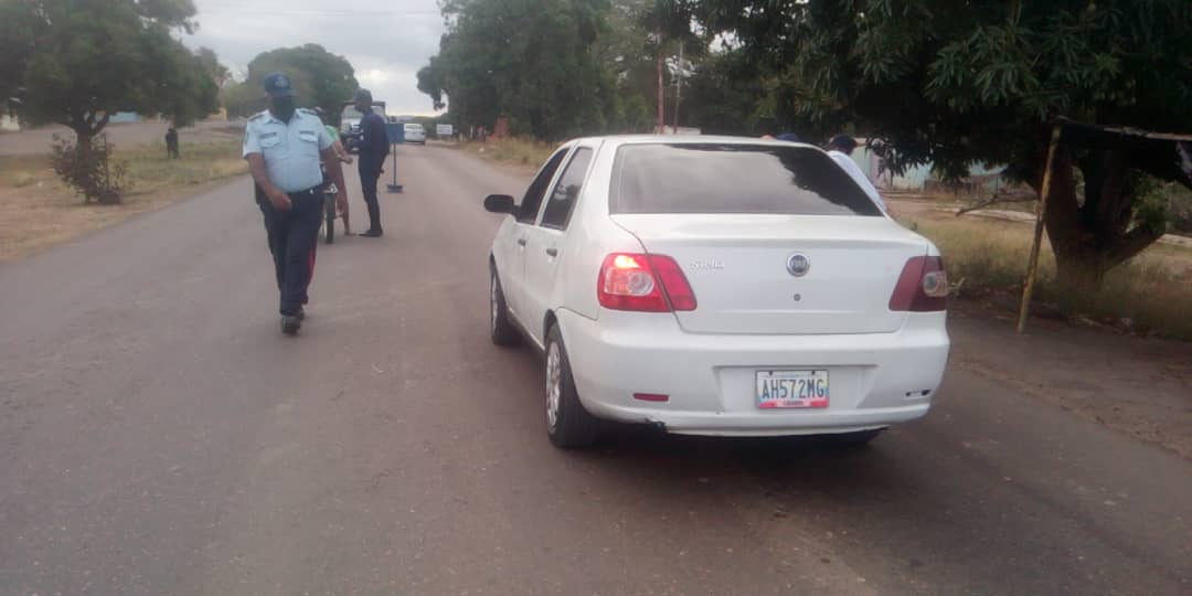 Guaricoseguro's tweet image. Cumpliendo instrucciones del Gobernador @josemvasquez y lineamientos del G/D Miguel A. Urrieta M. Director de @poliguarico15 se realizó despliegue de seguridad preventivo, a la altura del Peaje Dos Caminos con el chequeo de vehículos y motos.
#VenezuelaApuestaALaPaz 
#CCP2
#Ortiz