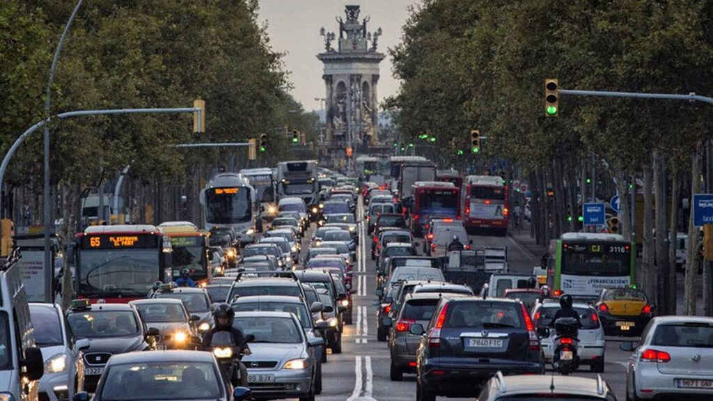 🔴 El Gobierno permitirá a #Barcelona cobrar a los vehículos para entrar en el casco urbano 

El anteproyecto de ley fue aprobado este martes en el Consejo de Ministros
