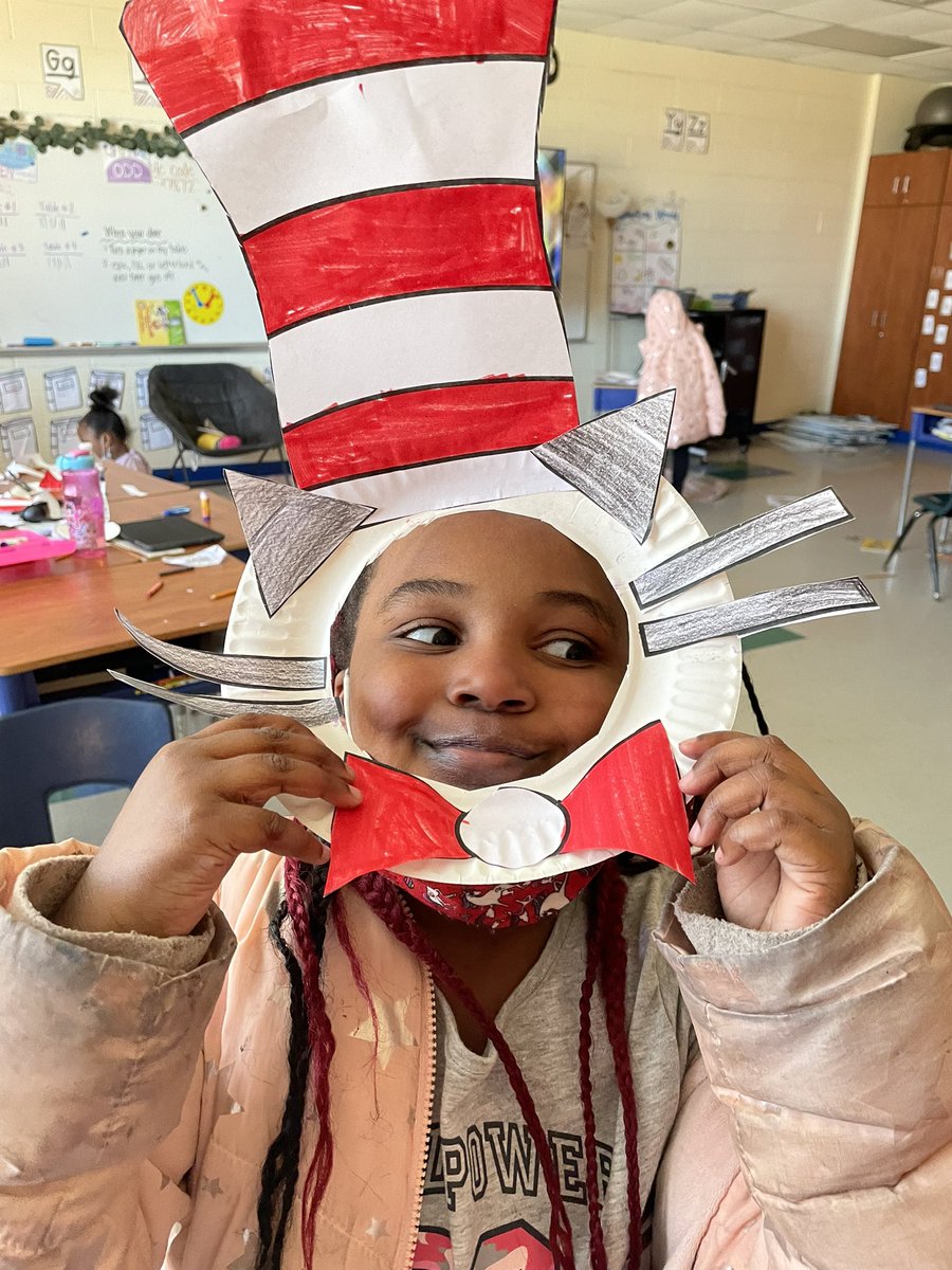 Mrs_BGunter's tweet photo. Crafting and learning on this wonderful Wednesday! The kiddos loved making their own cat in the hat! #ReadAcrossAmericaDay #secondgrade #lexcs #cees #learngrowlead https://t.co/BPz6jUF45w