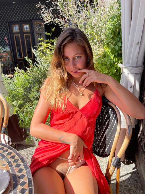 Guess which hole is filled w cum rn ☺️ https://t.co/dq7DCU7nS1