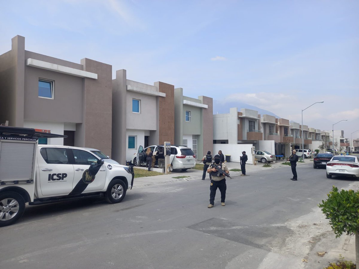 yadithvaldez's tweet photo. Cateos simultáneos en #Monterrey y #García, tras la captura de 22 presuntos integrantes de grupo delictivo anoche en una quinta al Norte de Mty. Las movilizaciones ocurren en Mitras Pte, Cumbres la Rioja, Valle de Cedros, Condocasa Cumbres, Balcones de las Mitras y Priv. Iberus. https://t.co/s740ohUegJ