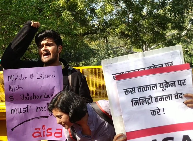 thelogicalopini's tweet photo. AISA holds protest at Jantar Mantar demanding safe evacuation of Indians stranded in Ukraine.
#Ukraine #Russia #UkraineRussiaWar #IndiansInUkraine #indianstudents https://t.co/2ttZ4FrCg9