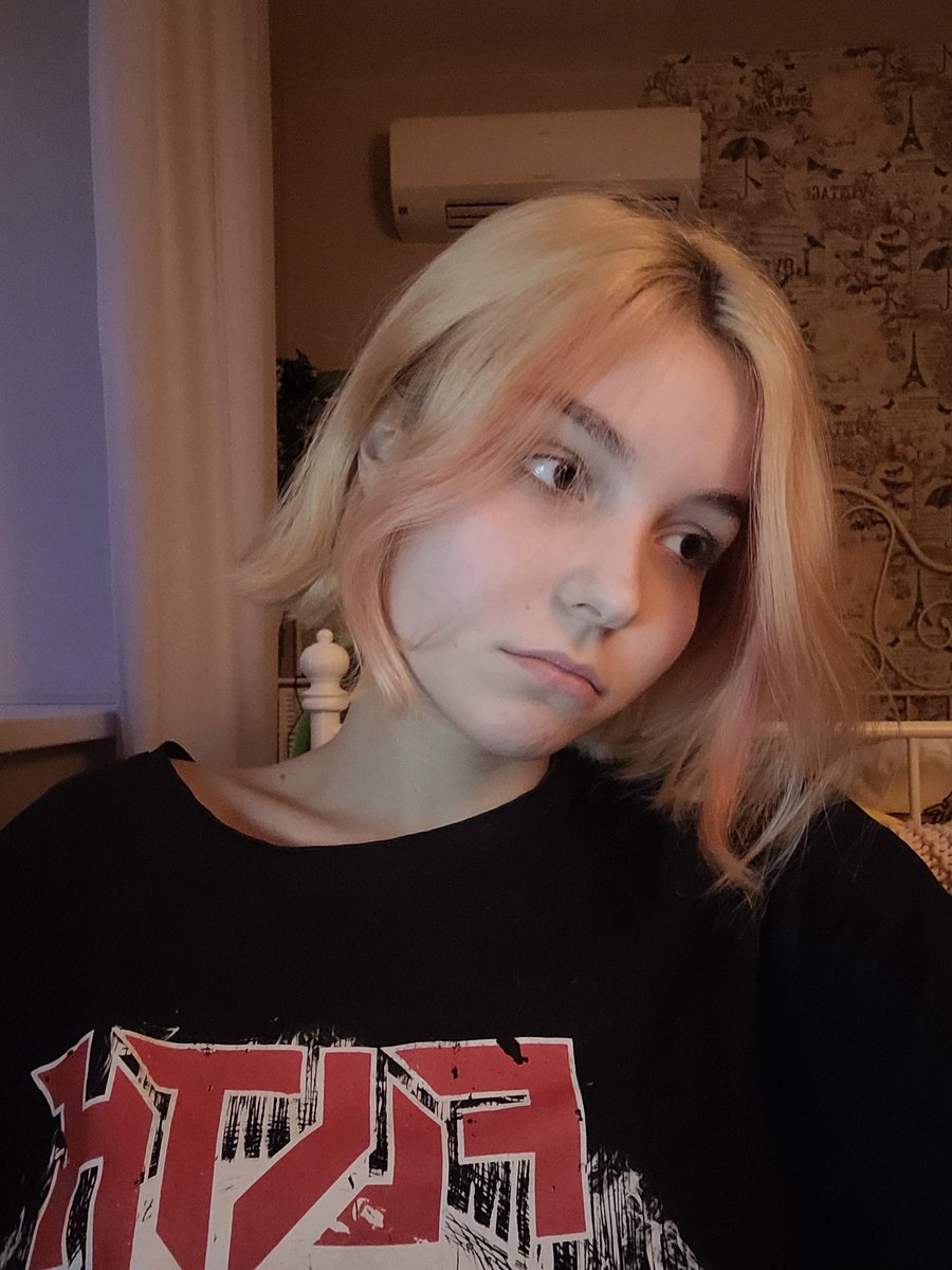 v_peach88's tweet photo. Она была полудохлым студентом и не появлялась в соц сетях https://t.co/DL9oVsQckr
