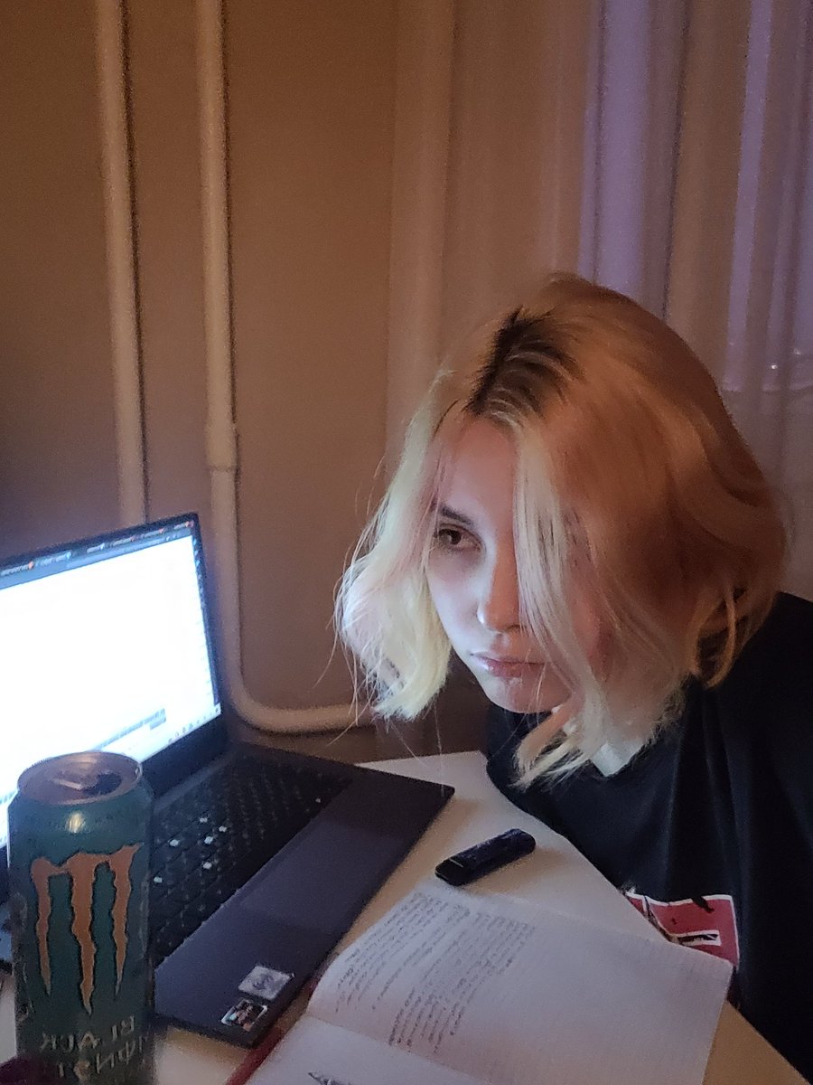 v_peach88's tweet photo. Она была полудохлым студентом и не появлялась в соц сетях https://t.co/DL9oVsQckr