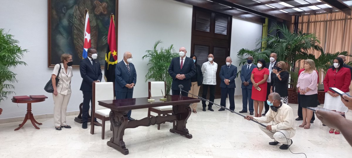 MINCEX_CUBA's tweet photo. Ministro Rodrigo Malmierca realiza discurso de cierre en la ceremonia de firma del Acta de la visita oficial de la delegación angolana.

El viceprimer ministro, Ricardo Cabrisas, y el Sr. Adao Francisco Correia de Almeida suscribieron el documento.
#Cuba #Angola #MINCEX https://t.co/KHGV84lJB4
