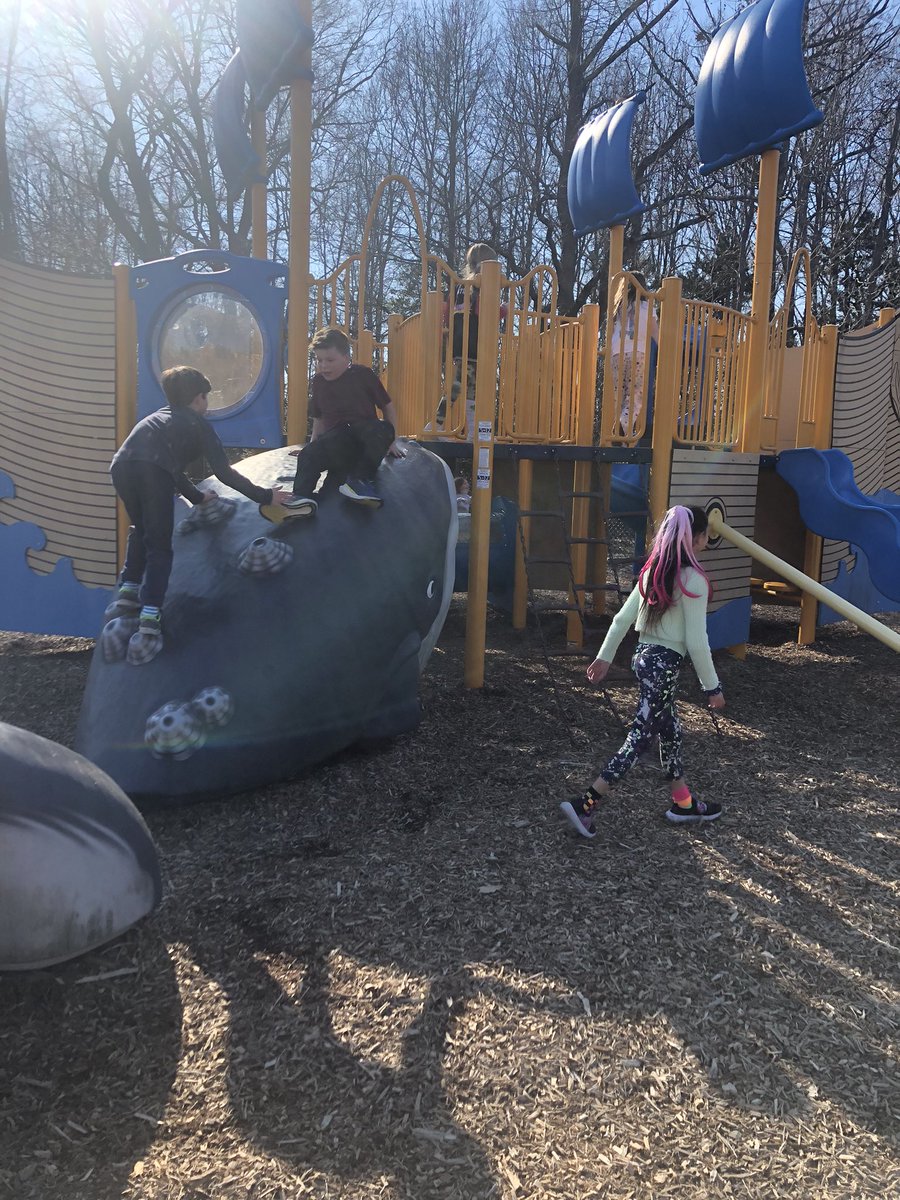 4th grade has been working on their positivity &amp; first time listening ☀️ They earned some extra recess on this gorgeous day! 👍🏻 <a href="/WalshVikings/">WalshVikings</a> <a href="/FSDVikings/">Farmingdale School</a>