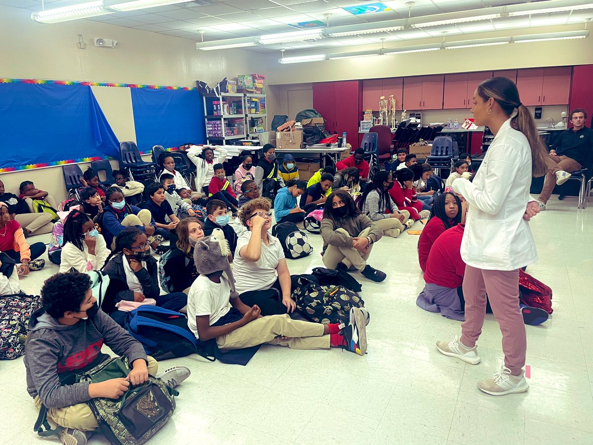 Dunbar_Magnet's tweet image. Our amazing instructors from @BrainExpansions are here teaching our 5th graders about human body organs today! #ONLYatDunbar