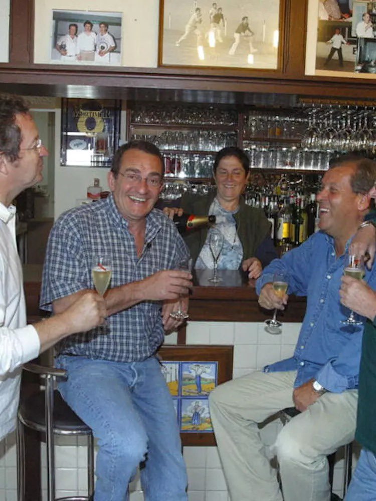 LaSotizerie's tweet photo. Septembre 2003. Tu étais de passage un peu par hasard au Bourg. On t'a évidemment reconnu et tu as fini par accepter qu'on te paye un canon, puis deux, puis trois, puis...on a fait soirée au 6Roses tous ensemble et tu as terminé ta nuit à la ferme auberge du Riton. #RIP #pernault https://t.co/aSWLQAE68F