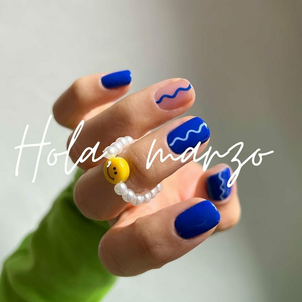 Empezamos #marzo con algunas de nuestras tendencias de uñas favoritas para estas semanas, esperamos que os gusten y os sirvan de inspo ✨

💙El color azul, el #Negativespace o espacio negativo, la francesa “deconstruída” y las bicolores 🥰

 ¿Cuáles so… instagr.am/p/CanNz1fst1S/