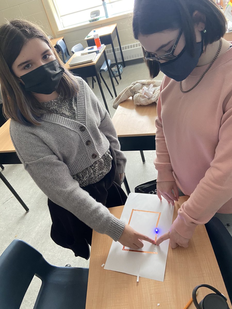 MmeJMaloney's tweet photo. Working on building circuits with @MsValDavis1 in Science today! https://t.co/ohAKneB3qO